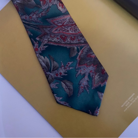 STRATHMORE PAISLEY SILK TIE IN GREEN BURGUNDY - Picture 5 of 9